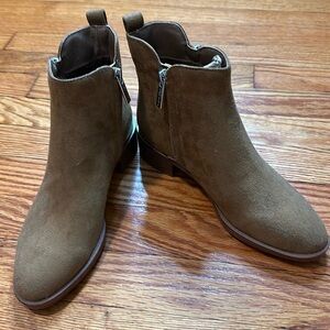 NWOT Calvin Klein Deniece Boots